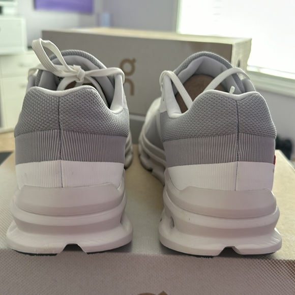 On Cloudrunner - Picture 3 of 5